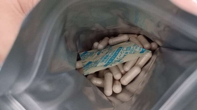 ヘアバースサプリメントのパウチの中をみる