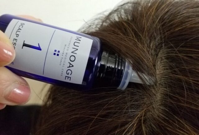 スカルプエッセンスを塗布