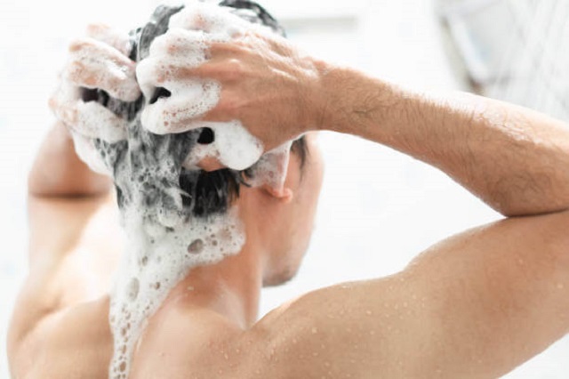 ニューモ育毛剤を使用する前はシャンプーし頭皮を清潔にする事を解説