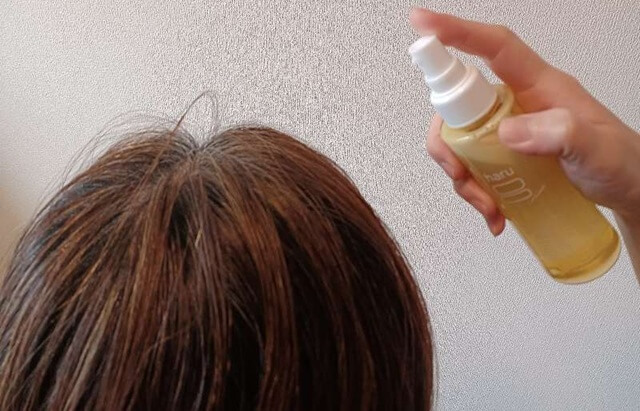 haru育毛剤を分け目から頭頂部に塗布する