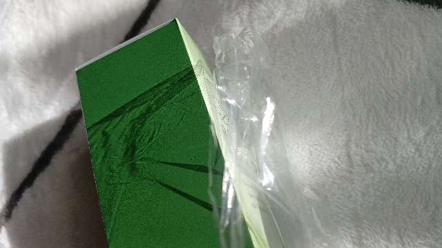 透明のフイルムで育毛剤の箱ごと保護されている