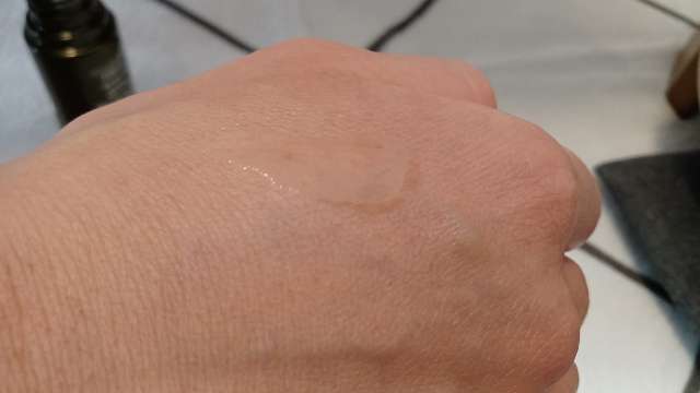 リリィジュリッチのテクスチャーを手の甲に出した