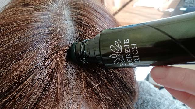 リリィジュリッチを頭皮へ塗布