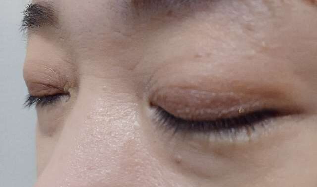 ラシックユーまつ毛美容液使用前。まぶたを閉じた状態のまつ毛