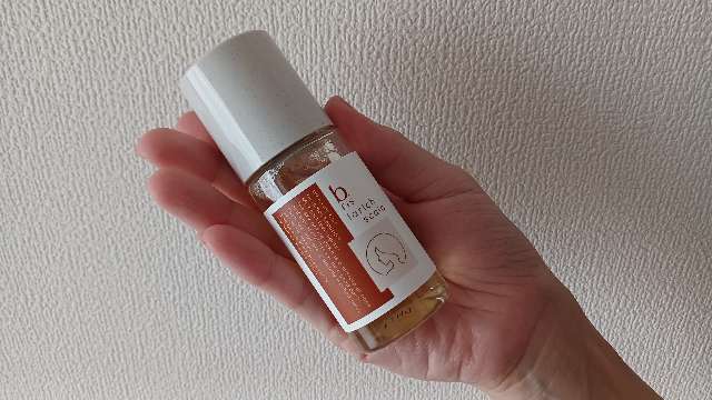 ビーリスラリッチスカルプのボトルを手に持つ