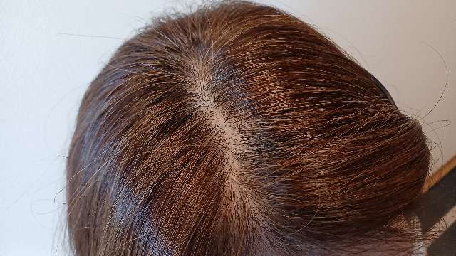 ビーリスのライトブラウンで白髪染めした右側の分け目