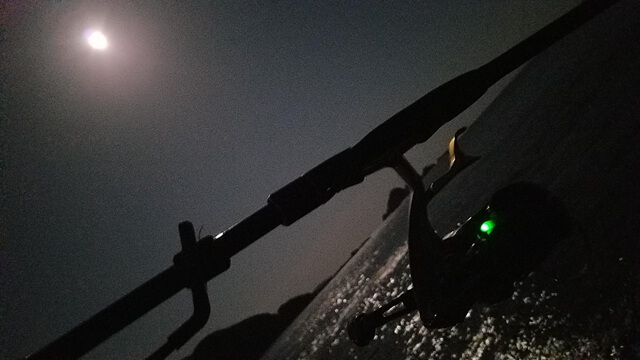 ヤエン釣り開始。電ケミの光が夕闇の地磯に光る！