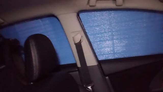 車の窓にアルミシート目隠しを付ける